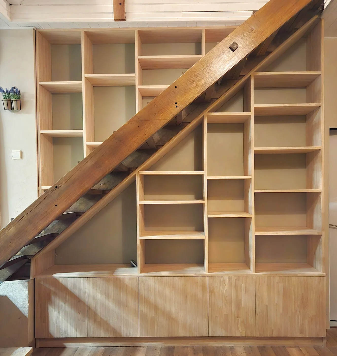 Bibliothèque sur mesure sous escalier — menuisier Dordogne ETCBC