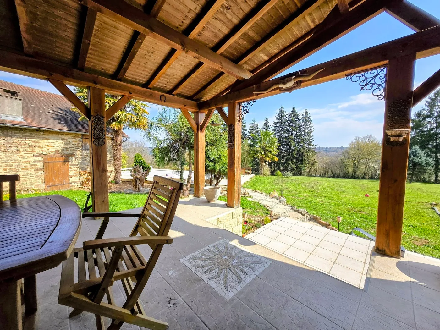 Terrasse bois et charpente extérieure — charpentier Dordogne ETCBC